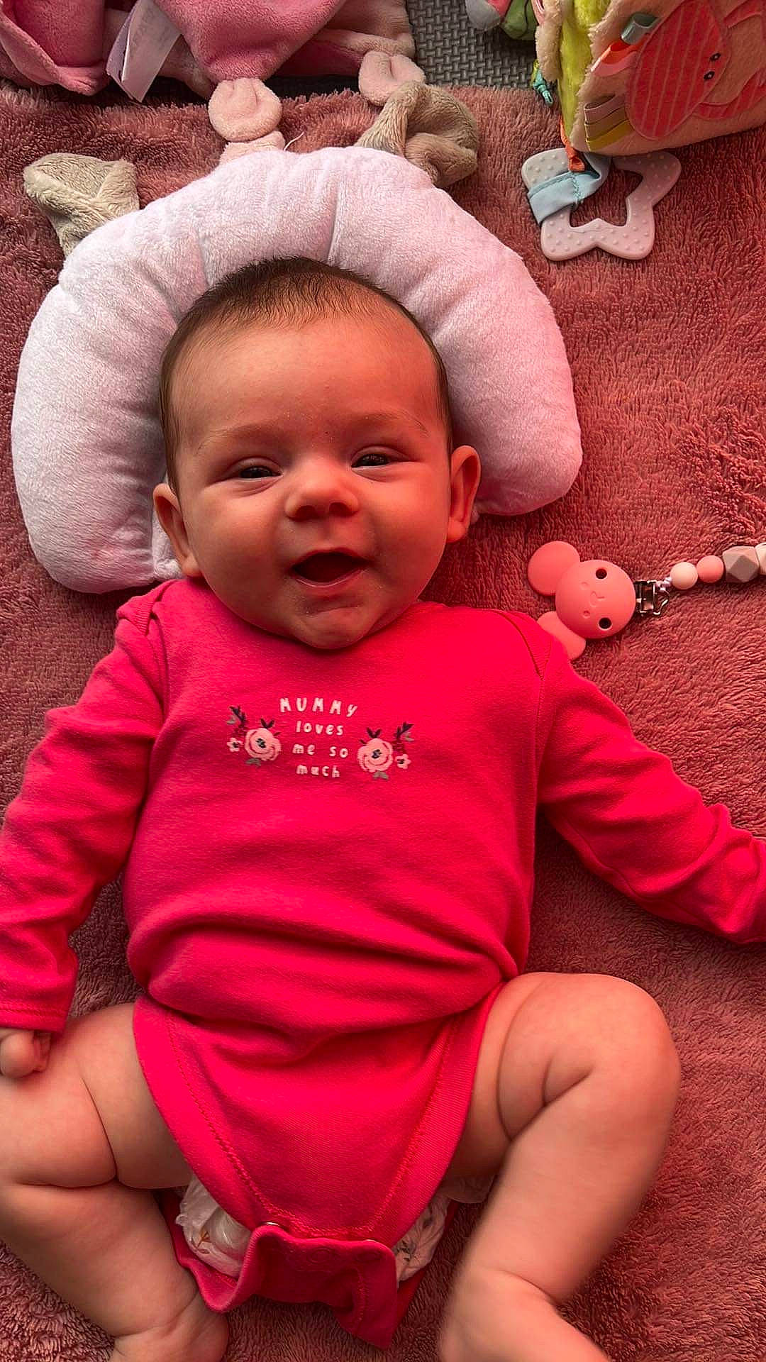 Thalia a rejoint le concours — aidez-le/la à gagner de superbes lots ! baby, baby_toddler_clothing, cheek, child, chin, comfort, face, facial_expression, happy, lip, mouth, nose, person, pink, product, red, skin, sleeve, smile, textile