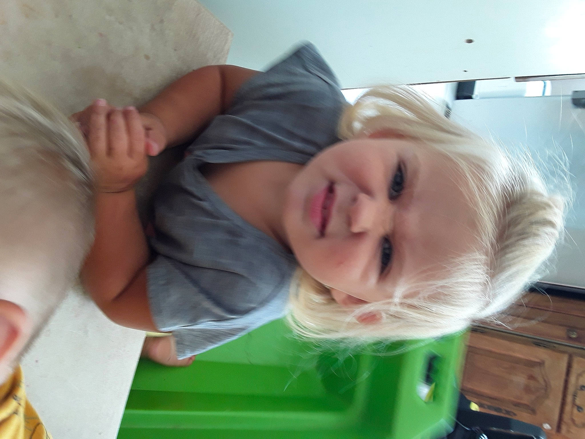 Zélie participe au concours pour gagner de l'argent avec cette photo : blond, mouth, neck, person