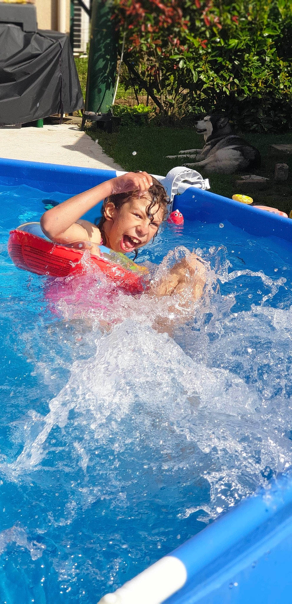 Cécilia participe au concours pour gagner de l'argent avec cette photo : child, fun, games, leisure, leisure_centre, park, person, play, recreation, summer, swimming, swimming_pool, vacation, water, water_park