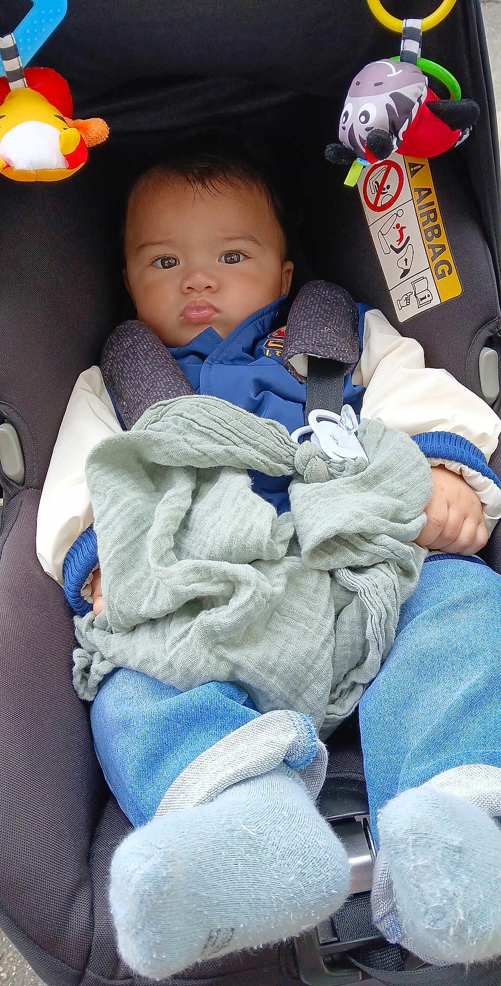 Manusiliva a rejoint le concours — aidez-le/la à gagner de superbes lots ! baby, car_seat, blanket, blue_clothing, toy, infant, child, cute, face, socks, bundle, warm, seatbelt, outdoor, portrait, expression, hands, feet, soft_toy, pacifier_clip