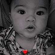 Manusiliva participe au concours pour gagner de l'argent avec cette photo : adorable, baby, black_and_white, child, close_up, curious, cute, emotion, expression, face, head, heart_emoji, indoors, infant, patterned_clothing, person, portrait, shirt, wide_eyes, young_child