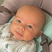 Sacha a rejoint le concours — aidez-le/la à gagner de superbes lots ! baby, infant, face, eyes, onesie, clothing, seat, straps, cushion, cheeks, smile, tongue, closeup, skin, head, child, portrait, indoor, newborn, cute