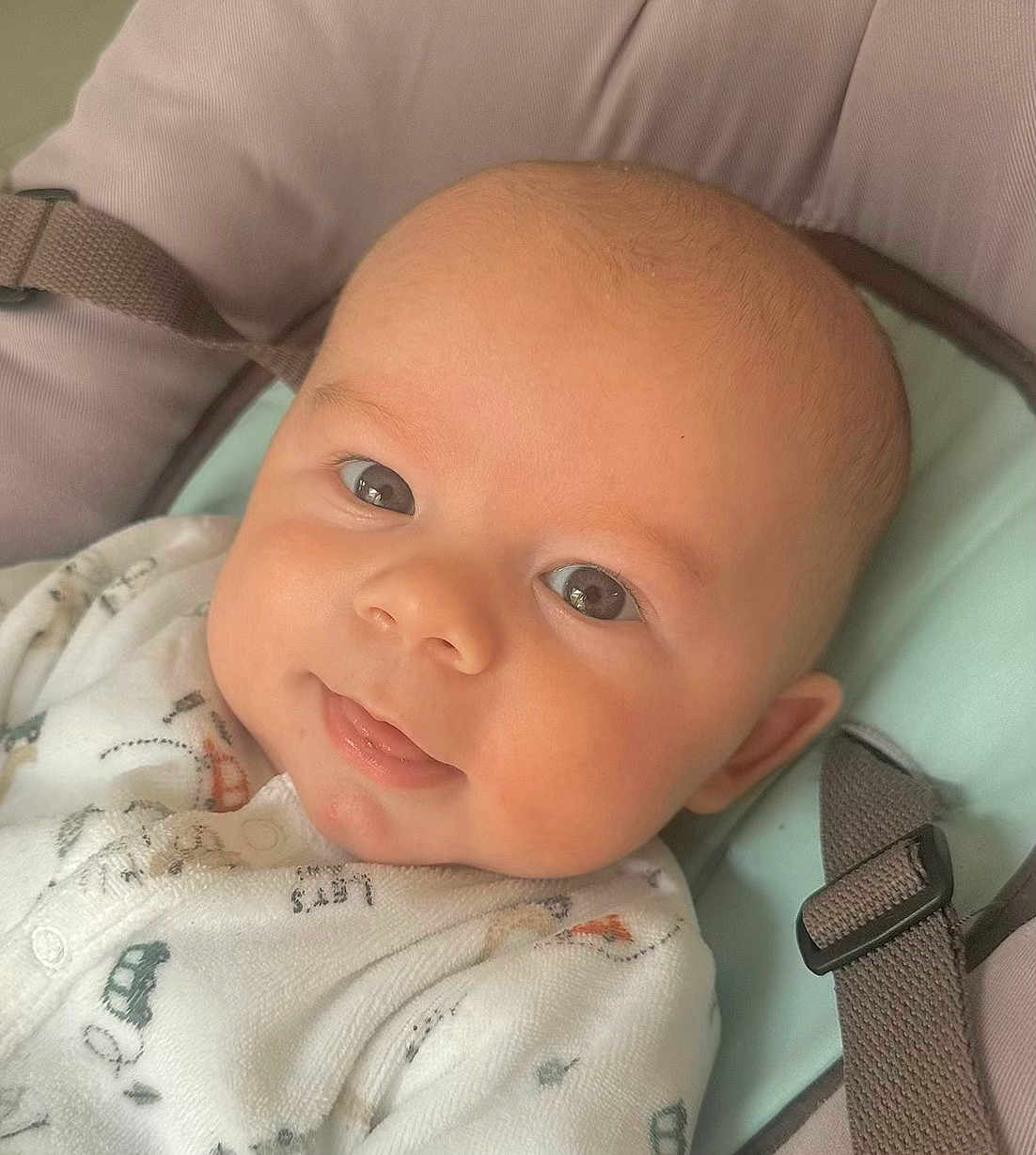 Sacha a rejoint le concours — aidez-le/la à gagner de superbes lots ! baby, infant, face, eyes, onesie, clothing, seat, straps, cushion, cheeks, smile, tongue, closeup, skin, head, child, portrait, indoor, newborn, cute