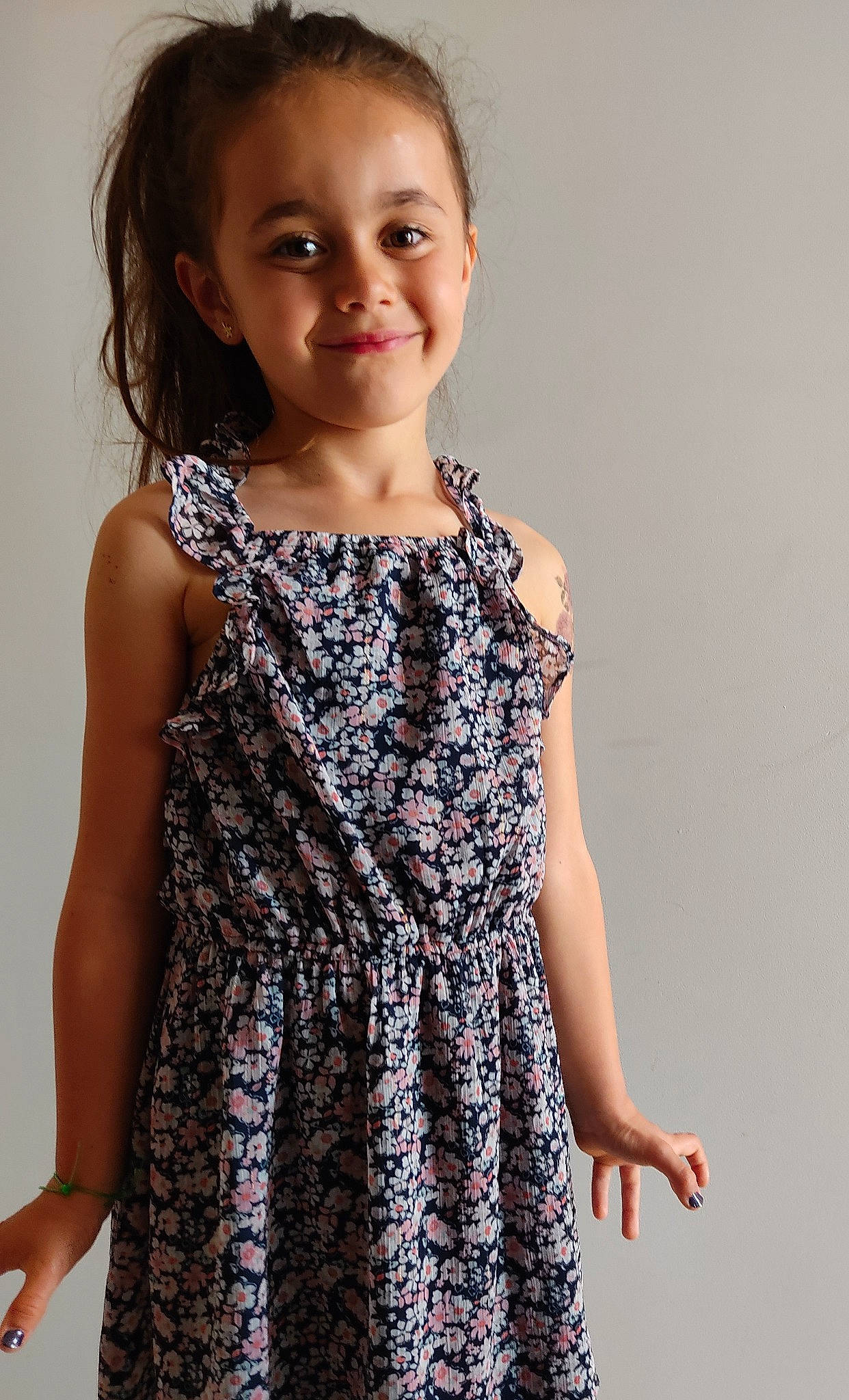 Julia a rejoint le concours — aidez-le/la à gagner de superbes lots ! arm, cocktail_dress, collar, day_dress, dress, embellishment, face, fashion_design, fashion_model, formal_wear, happy, joy, neck, one_piece_garment, pattern, person, plant, shoulder, sleeve, smile