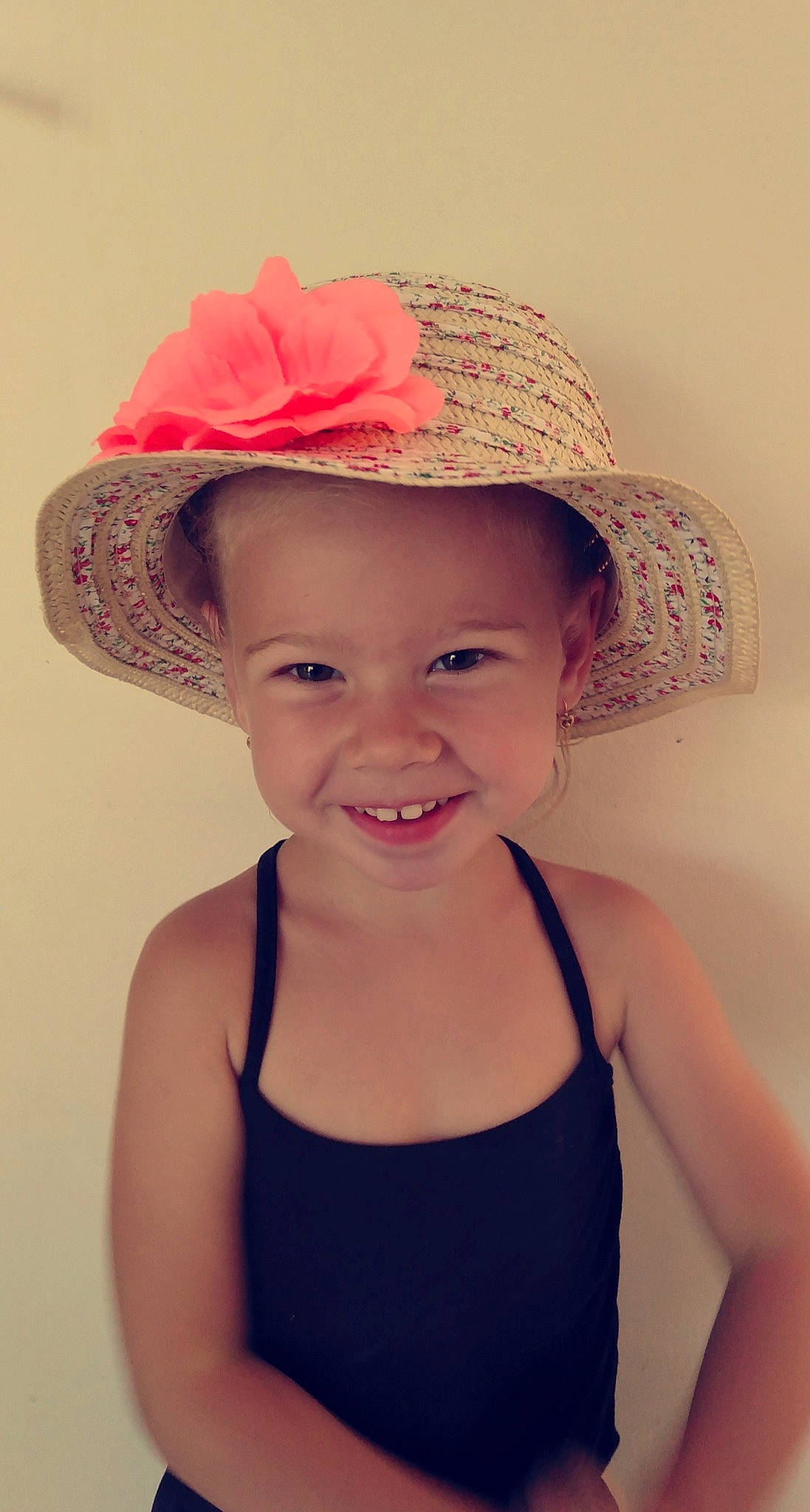 Mïa participe au concours pour gagner de l'argent avec cette photo : cap, child, child_model, clothing, costume_accessory, costume_hat, fashion_accessory, hat, headgear, headwear, joy, person, pink, smile, sun_hat