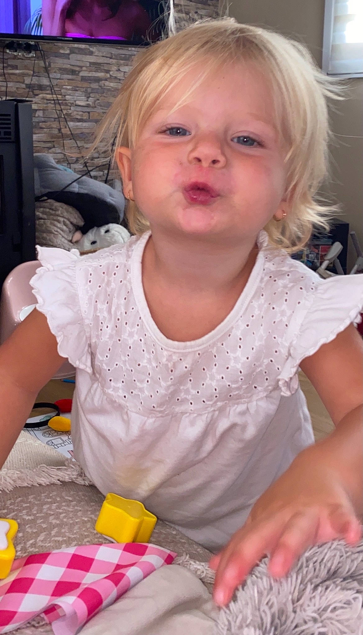 Maëlly a rejoint le concours — aidez-le/la à gagner de superbes lots ! baby_toddler_clothing, blond, chair, cheek, child, eye, face, finger, fun, hair, hairstyle, happy, iris, mouth, nose, person, pink, skin, summer, toddler