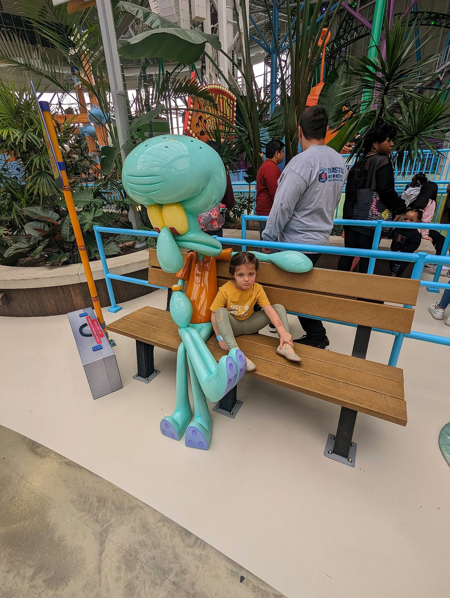 Caraline is registered to the contest to win money with this photo: bench, city, flowerpot, fun, leisure, machine, outdoor_furniture, person, plant, recreation, sitting, street, tourism, tree, urban_design, vacation