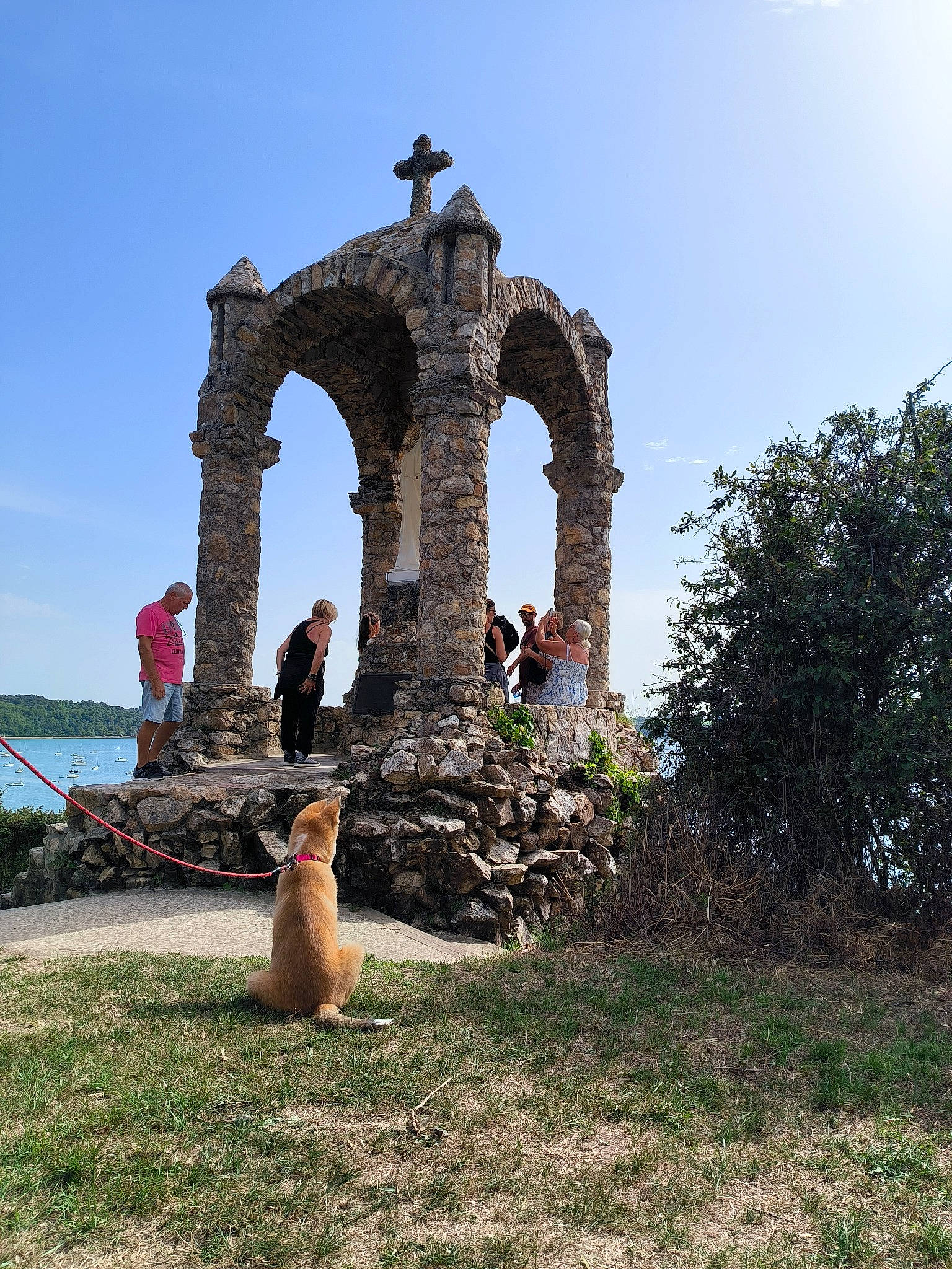 Umi Le Sushi participe au concours pour gagner de l'argent avec cette photo : ancient_history, arch, archaeological_site, garden, grass, historic_site, history, house, landscape, landscaping, leisure, monument, national_historic_landmark, plant, rock, ruins, sky, tourism, tree, water