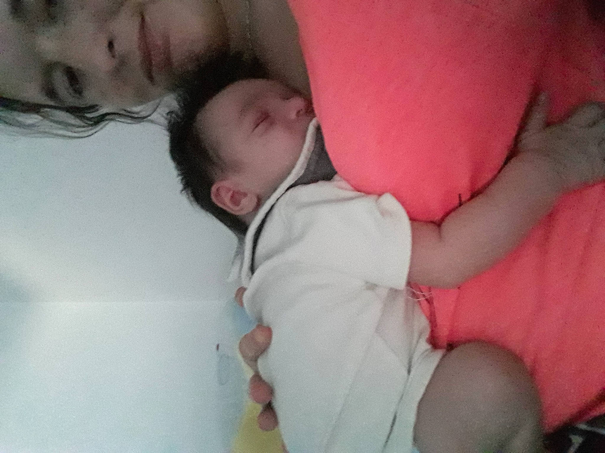 Lucas participe au concours pour gagner de l'argent avec cette photo : arm, baby, birth, cheek, child, ear, finger, gesture, hand, joint, leg, mouth, muscle, neck, person, skin, sleep, toddler