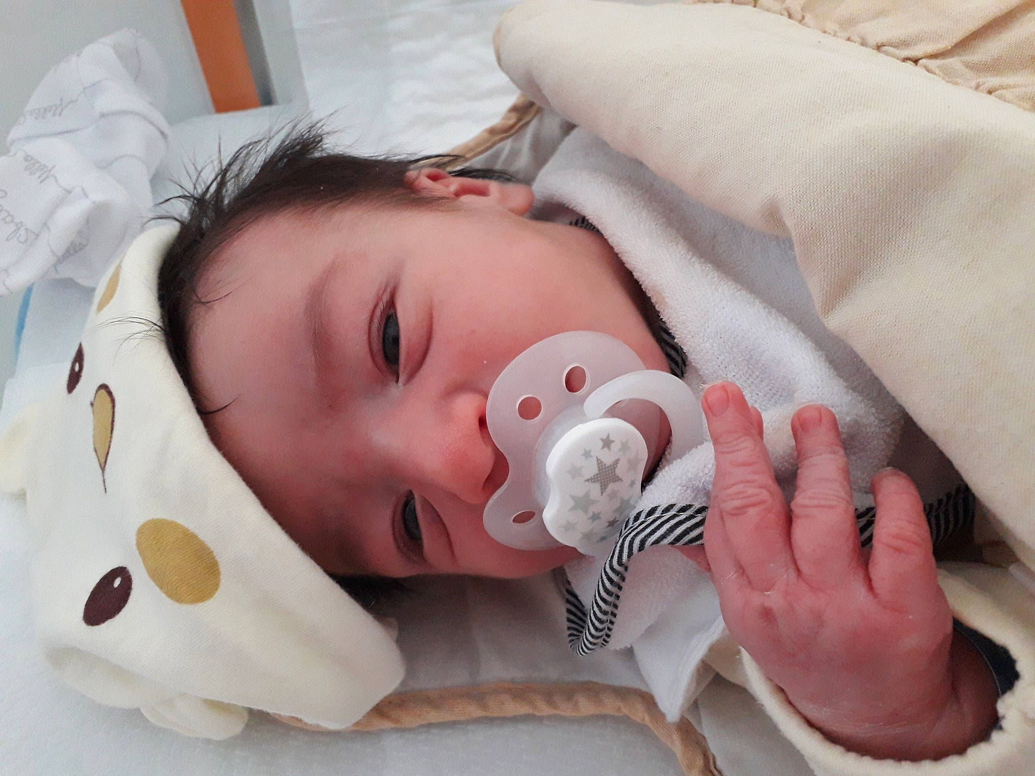 Lucas participe au concours pour gagner de l'argent avec cette photo : baby, baby_sleeping, bedtime, birth, child, mouth, nap, nose, person, pillow, skin, sleep