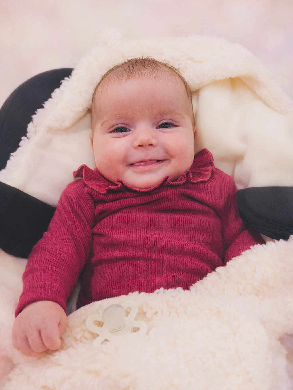 Clémentine participe au concours pour gagner de l'argent avec cette photo : baby, infant, smile, face, blanket, clothing, cozy, cute, child, portrait, warm, soft, happy, indoors, newborn, pacifier, fingers, head, skin, expression