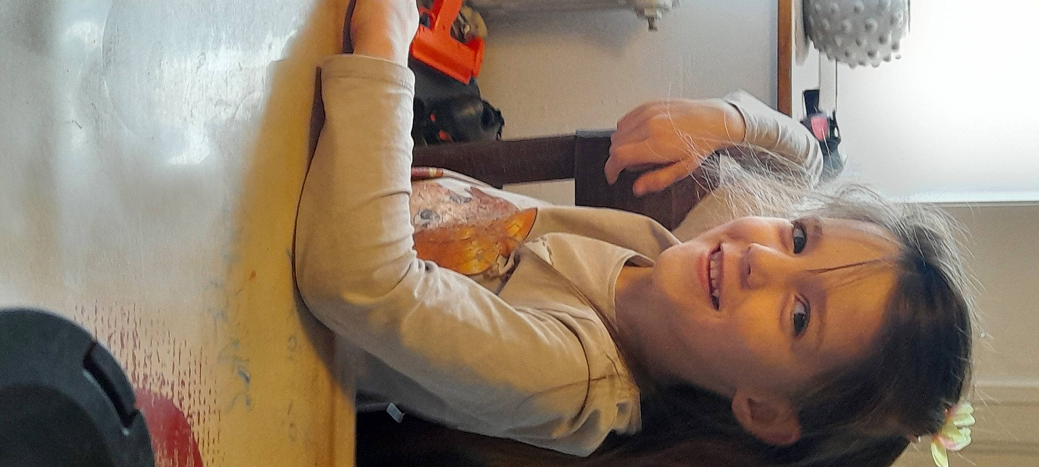 Lynda-sarah a rejoint le concours — aidez-le/la à gagner de superbes lots ! blond, chest, child, comfort, elbow, eyelash, finger, gesture, human, human_leg, joint, joy, mouth, muscle, nail, person, room, service, shoulder, smile