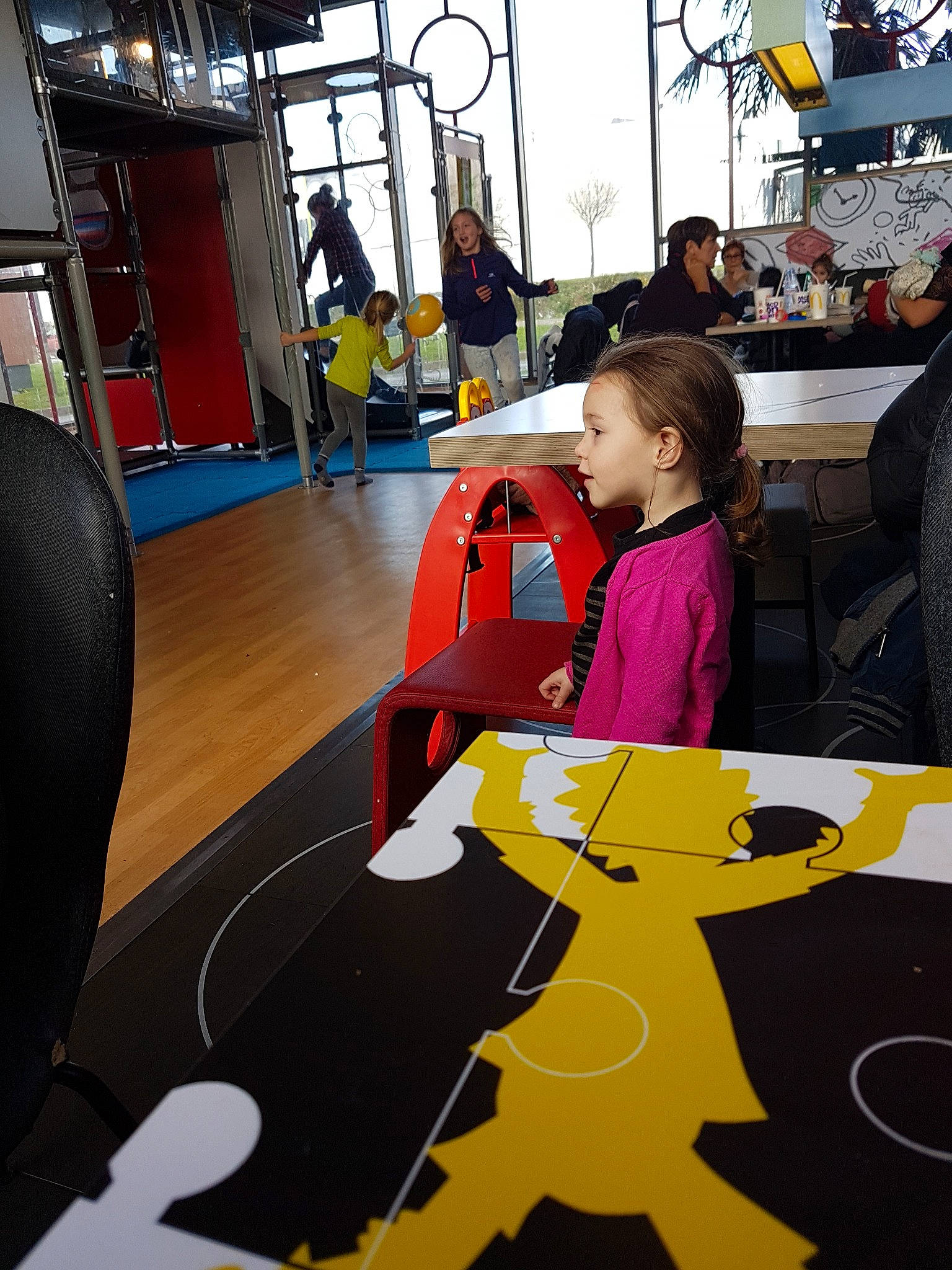 Lynda Sarah a rejoint le concours — aidez-le/la à gagner de superbes lots ! child, floor, flooring, fun, interior_design, learning, leisure, person, play, room, toddler, vacation, yellow