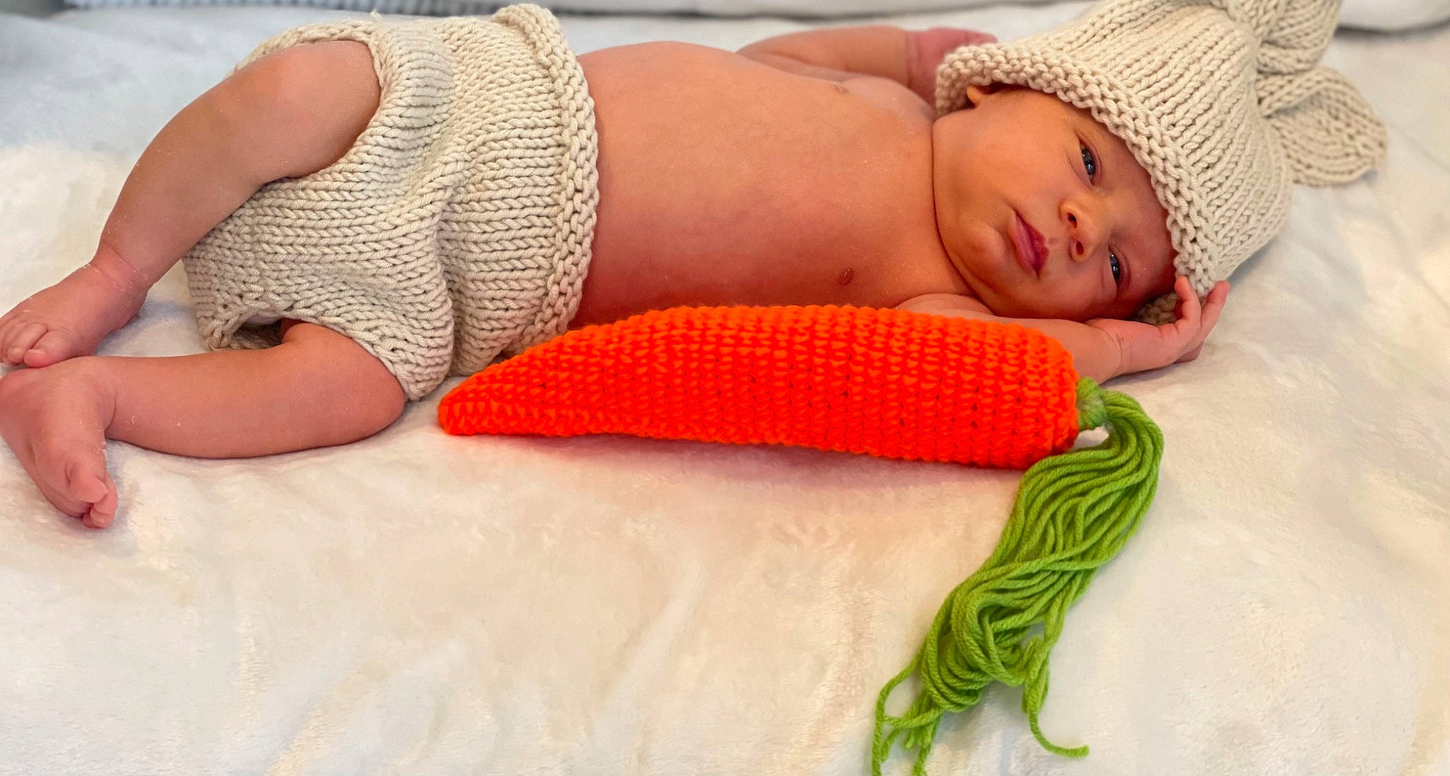 Aïden a rejoint le concours — aidez-le/la à gagner de superbes lots ! arm, baby, child, comfort, finger, hand, headgear, headwear, human_body, human_leg, joint, leg, linens, nail, organ, pattern, person, textile, thigh, toddler