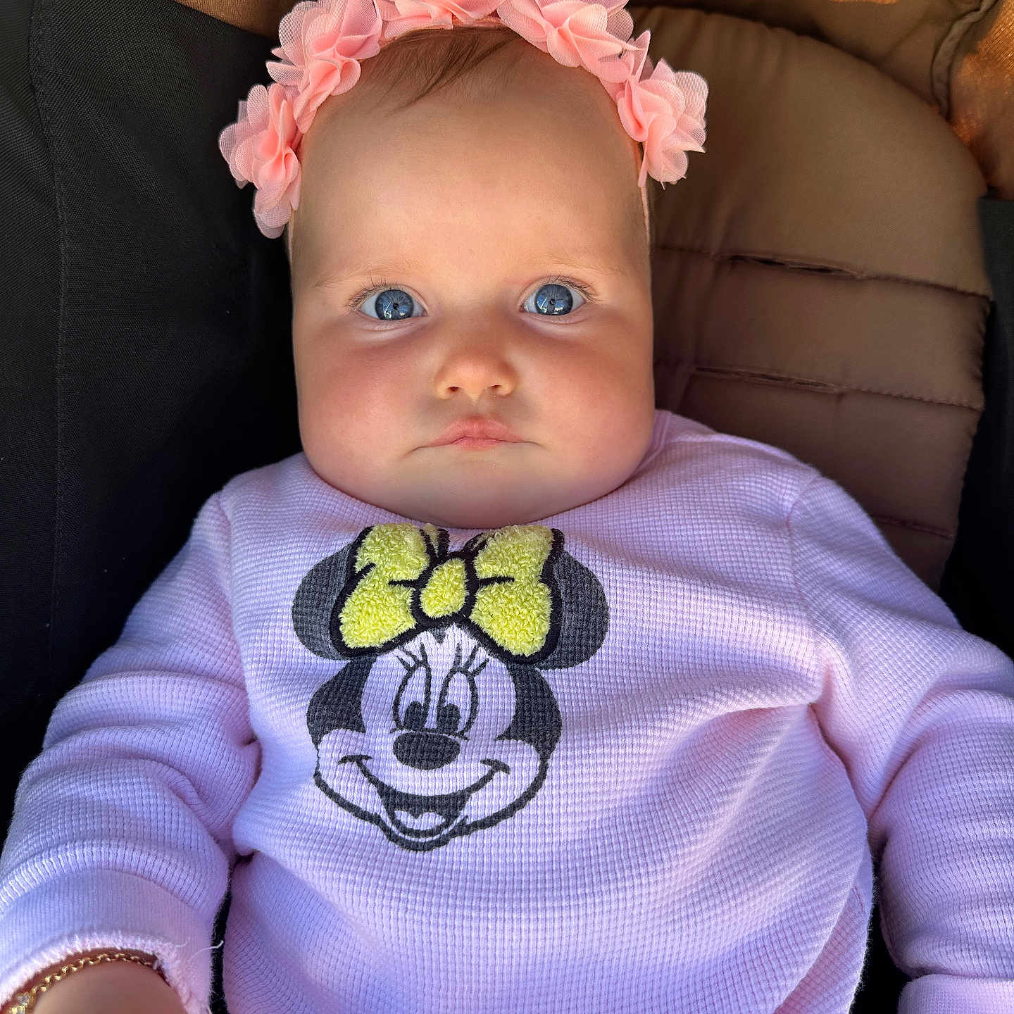 Mia participe au concours pour gagner de l'argent avec cette photo : accessories, baby, bodypart, bonnet, cap, clothing, couch, face, finger, furniture, hand, hat, head, knitwear, newborn, person, photography, portrait, sweater, t_shirt