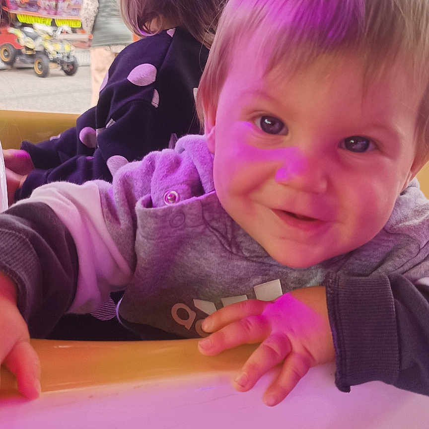 Ayden a rejoint le concours — aidez-le/la à gagner de superbes lots ! amusement_park, baby, child, children, clothing, colorful, entertainment, face, festival, fun, hair, happy, joy, outdoor, person, pigtails, playful, portrait, ride, smiling