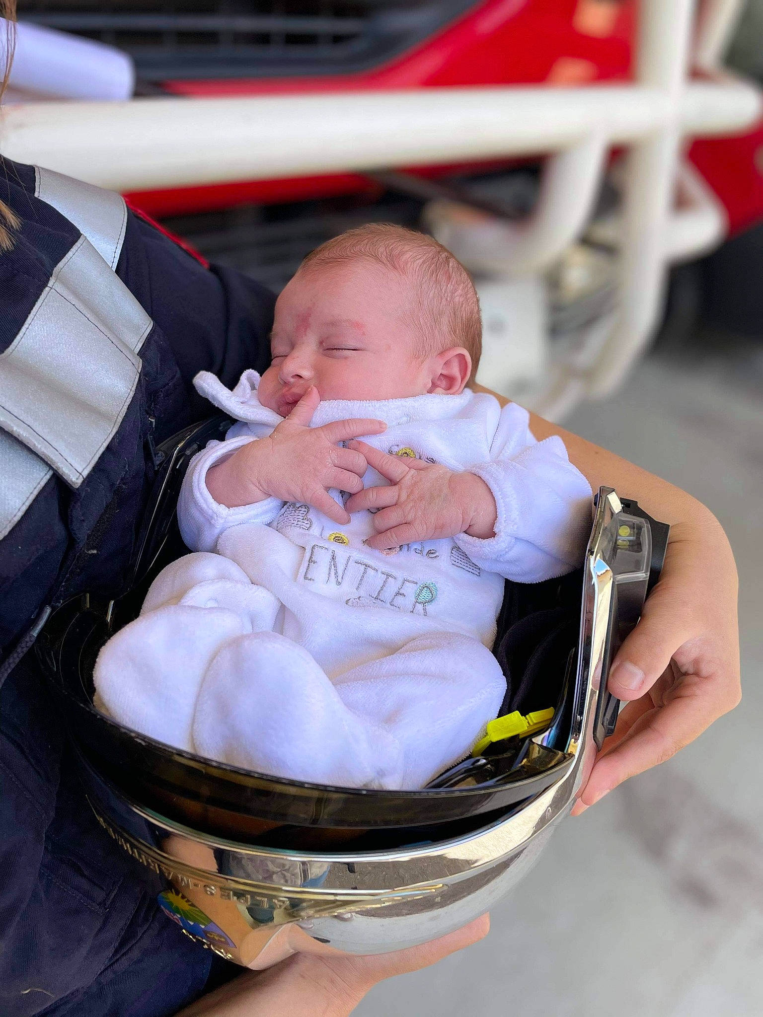 Anastasia participe au concours pour gagner de l'argent avec cette photo : automotive_design, automotive_exterior, automotive_lighting, baby, baby_carriage, baby_products, baby_toddler_clothing, child, comfort, eye, fun, hair, happy, human_body, motor_vehicle, person, sitting, skin, toddler, vacation