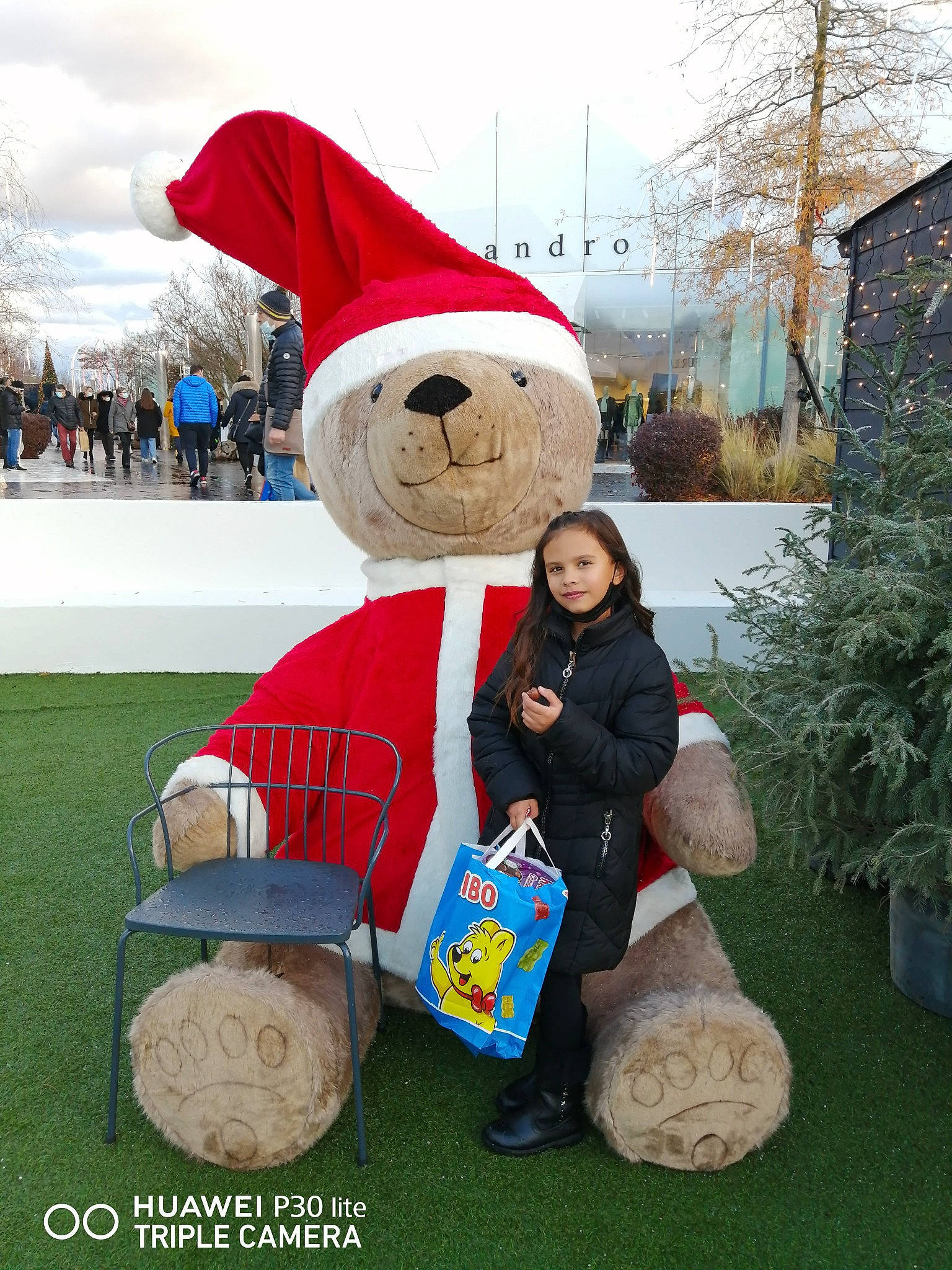 Laïna participe au concours pour gagner de l'argent avec cette photo : carmine, christmas, costume_hat, event, fun, fur, grass, green, happy, hat, holiday, joy, lawn_ornament, leisure, mascot, person, plant, recreation, sky, smile