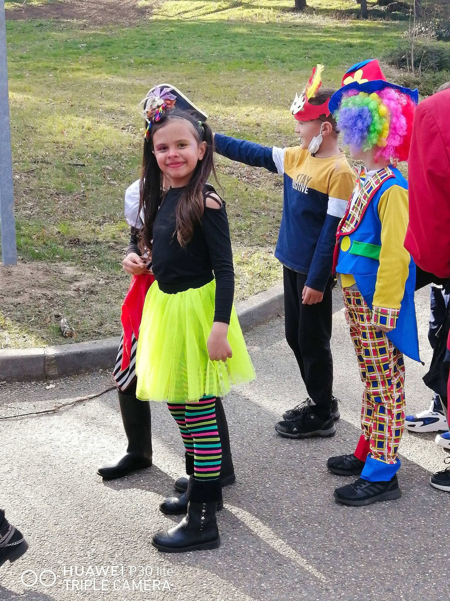 Laïna participe au concours pour gagner de l'argent avec cette photo : asphalt, boot, child, costume, event, fictional_character, footwear, fun, happy, hat, headwear, joy, leisure, pattern, pedestrian, person, pole, recreation, shoe, smile