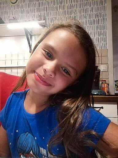 Laïna a rejoint le concours — aidez-le/la à gagner de superbes lots ! beauty, blond, brown_hair, cheek, chin, electric_blue, eyebrow, eyelash, forehead, fun, happy, iris, jaw, joy, lip, long_hair, nose, person, sitting, skin