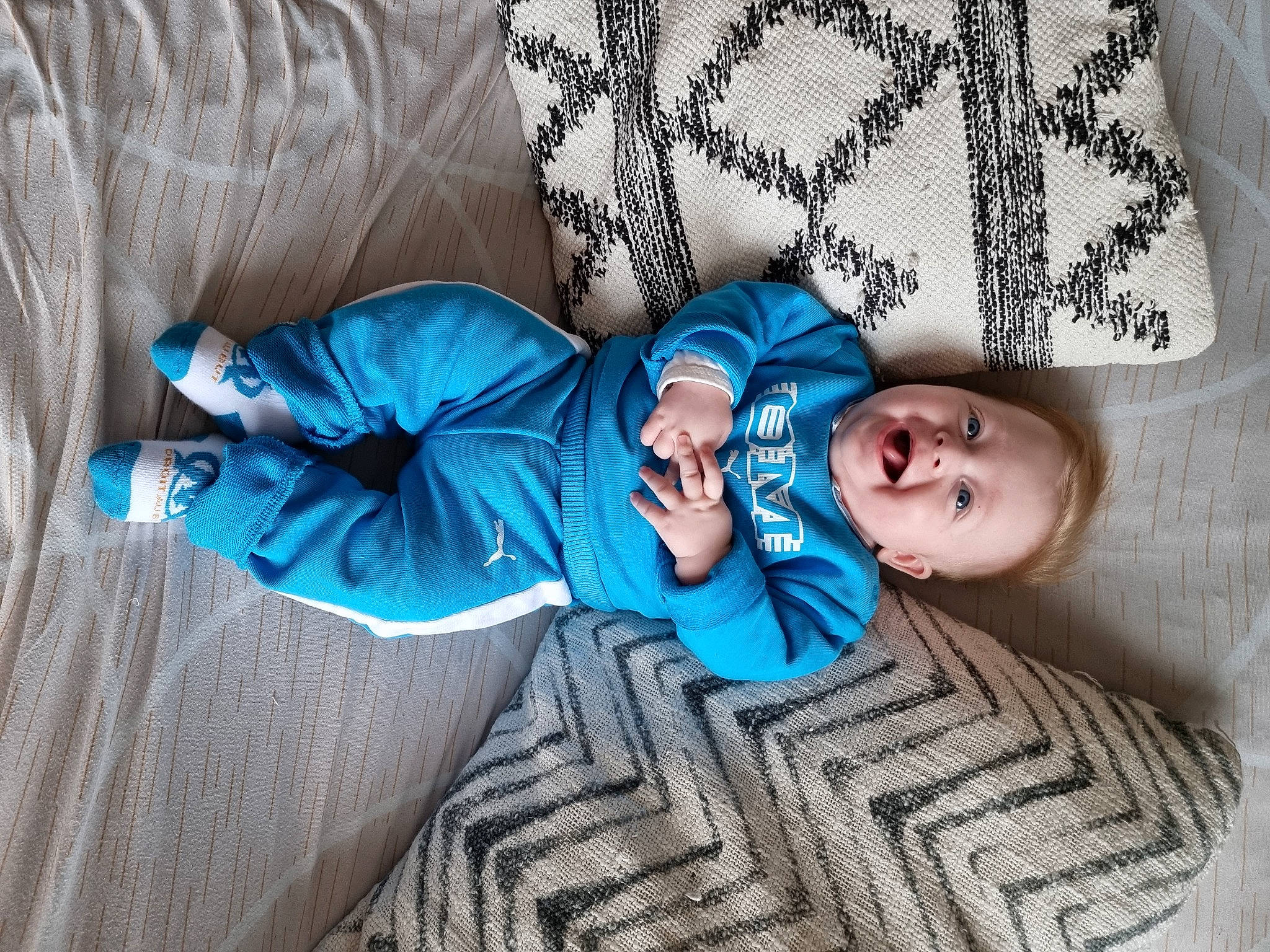 Mattéo a rejoint le concours — aidez-le/la à gagner de superbes lots ! azure, baby, baby_toddler_clothing, blue, child, comfort, cool, couch, electric_blue, grey, leg, linens, pattern, person, product, purple, sitting, sleeve, smile, toddler