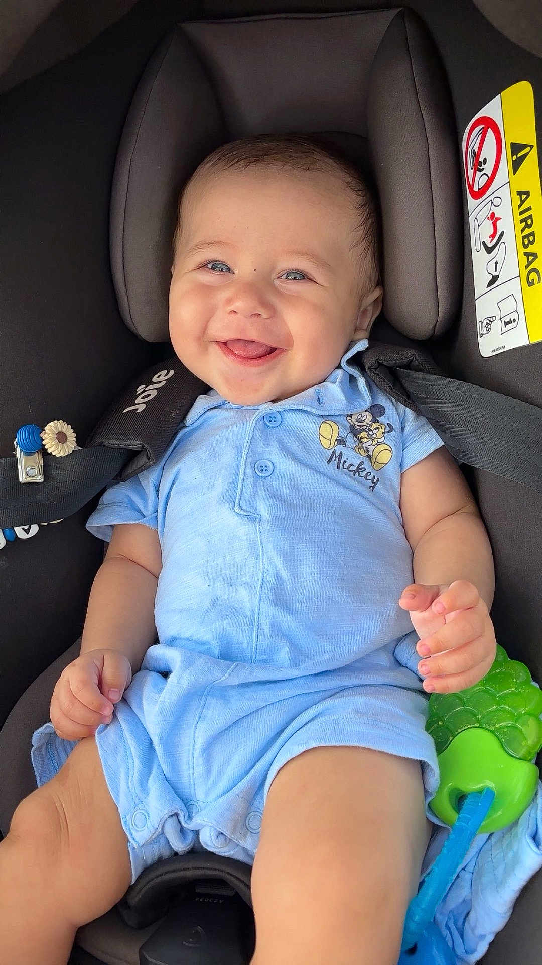 Swann a rejoint le concours — aidez-le/la à gagner de superbes lots ! baby, child, smiling, blue_clothing, romper, car_seat, teething_toy, happy, infant, seatbelt, closeup, indoor, cute, person, mickey_mouse, toy, skin, face, head, sitting