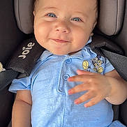 Swann participe au concours pour gagner de l'argent avec cette photo : baby, smiling, blue_eyes, romper, car_seat, child, infant, cute, happy, clothing, seatbelt, person, portrait, hand, skin, head, young_child, casual, comfort, playful