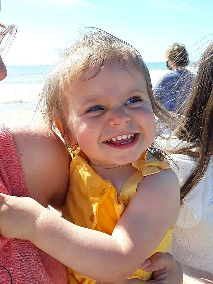 Laïana a rejoint le concours — aidez-le/la à gagner de superbes lots ! beach, blond, body_of_water, event, fun, gesture, grass, happy, head, iris, joy, leisure, people_in_nature, people_on_beach, person, recreation, sand, skin, sky, smile