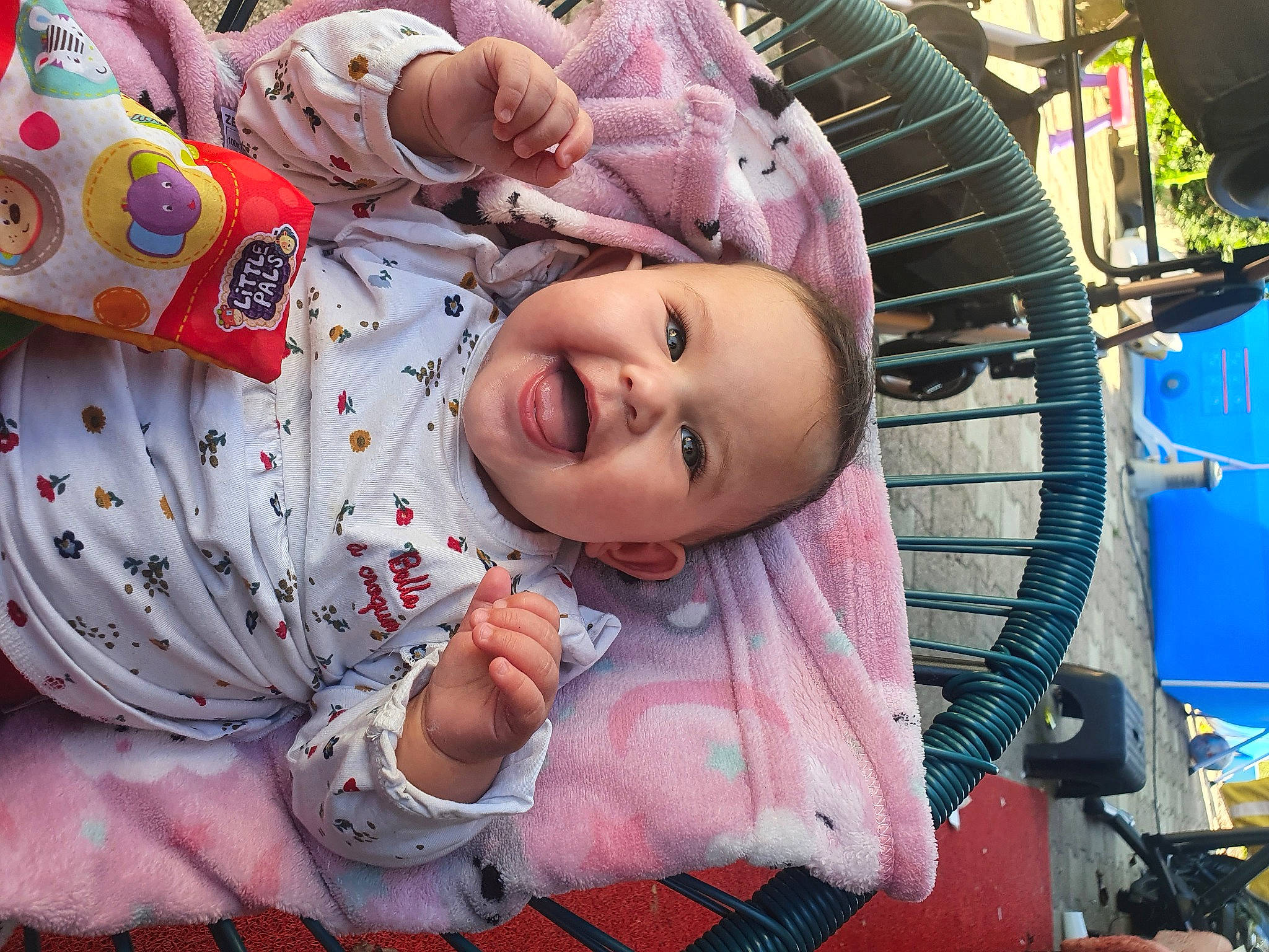 Alya a rejoint le concours — aidez-le/la à gagner de superbes lots ! baby, baby_products, baby_safety, baby_toddler_clothing, cheek, child, fun, happy, linens, nightwear, pattern, person, pink, product, sitting, skin, sleeve, smile, tire, toddler