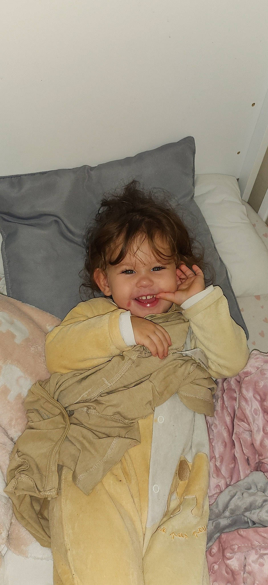 Alya a rejoint le concours — aidez-le/la à gagner de superbes lots ! baby, baby_toddler_clothing, bedding, cheek, child, comfort, couch, hairstyle, happy, linens, person, pillow, room, sitting, sleeve, smile, throw_pillow, thumb, toddler