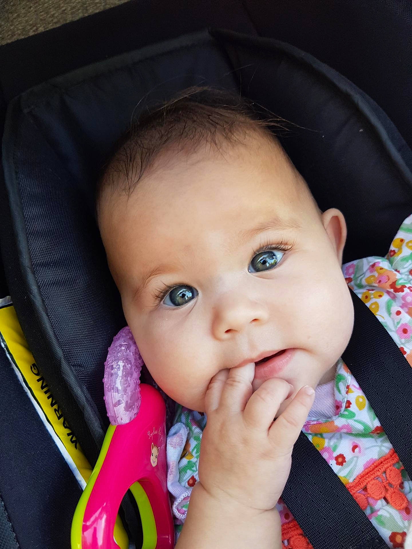 Alya a rejoint le concours — aidez-le/la à gagner de superbes lots ! baby, baby_toddler_clothing, cheek, child, chin, eye, eyebrow, eyelash, facial_expression, gesture, happy, iris, lip, mouth, nose, people, person, product, skin, smile
