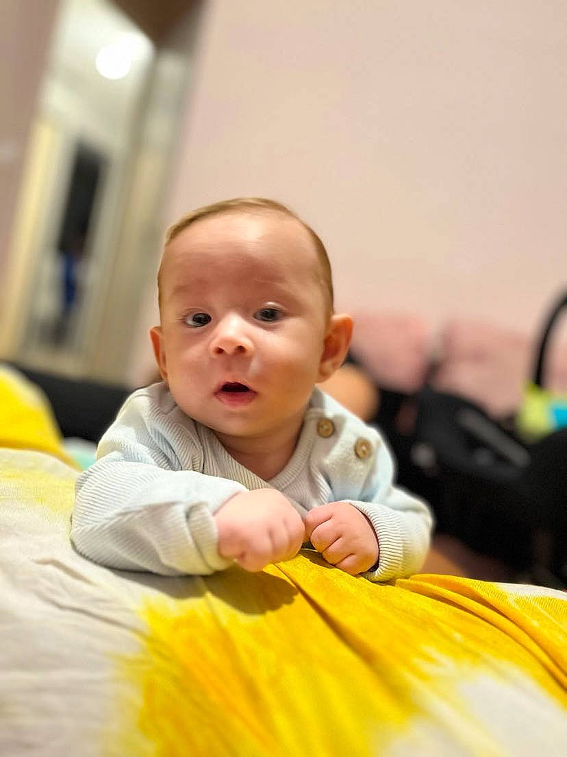 Issa a rejoint le concours — aidez-le/la à gagner de superbes lots ! baby, baby_toddler_clothing, cheek, child, comfort, event, flooring, fun, happy, peach, person, room, sitting, toddler, vacation, wood, yellow