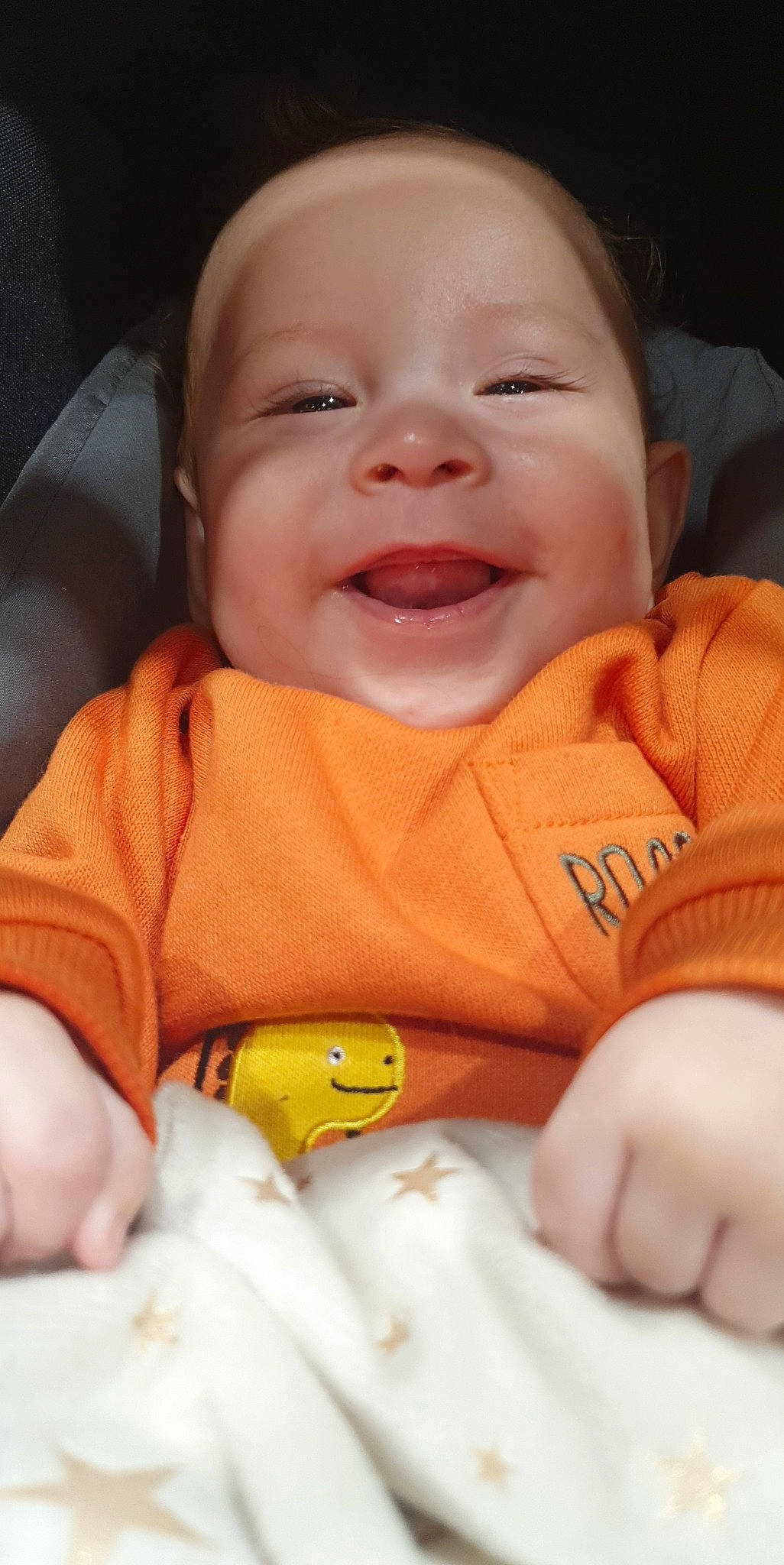 Issa a rejoint le concours — aidez-le/la à gagner de superbes lots ! baby, baby_toddler_clothing, cheek, chin, comfort, eye, eyebrow, facial_expression, head, human, human_body, iris, lip, mouth, nose, orange, person, product, skin, smile