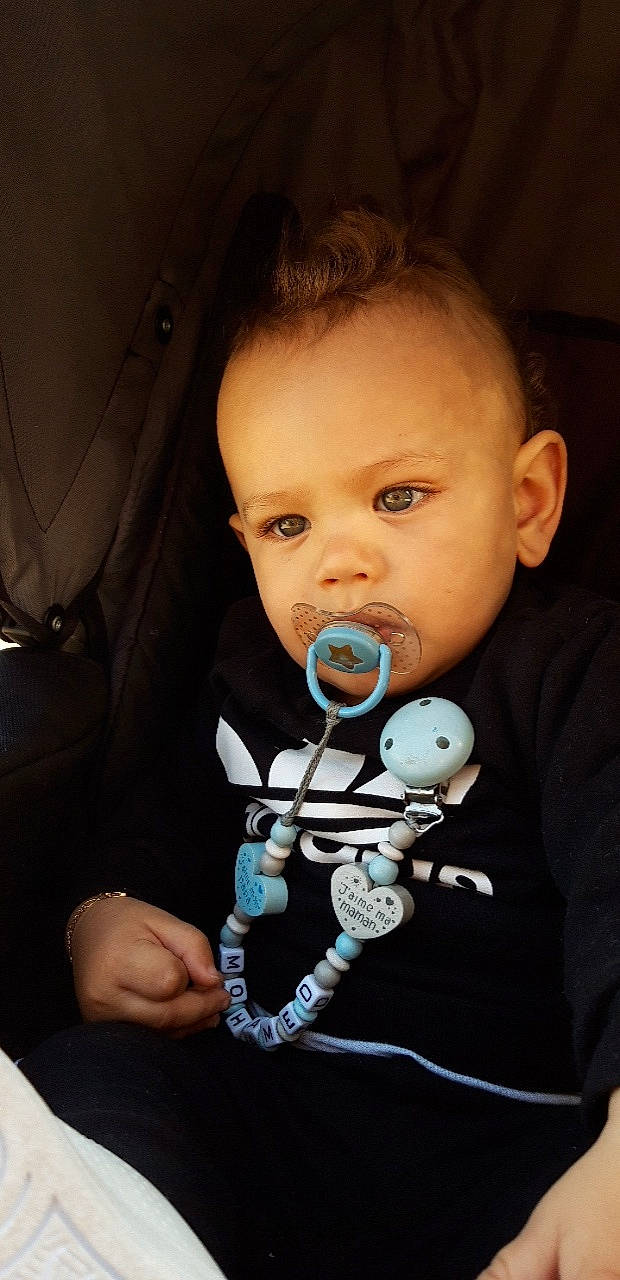 Mohamed participe au concours pour gagner de l'argent avec cette photo : audio_equipment, baby, baby_products, baby_toddler_clothing, cheek, child, electric_blue, finger, flash_photography, fun, gadget, hand, iris, nail, person, sitting, skin, sleeve, thumb, tie