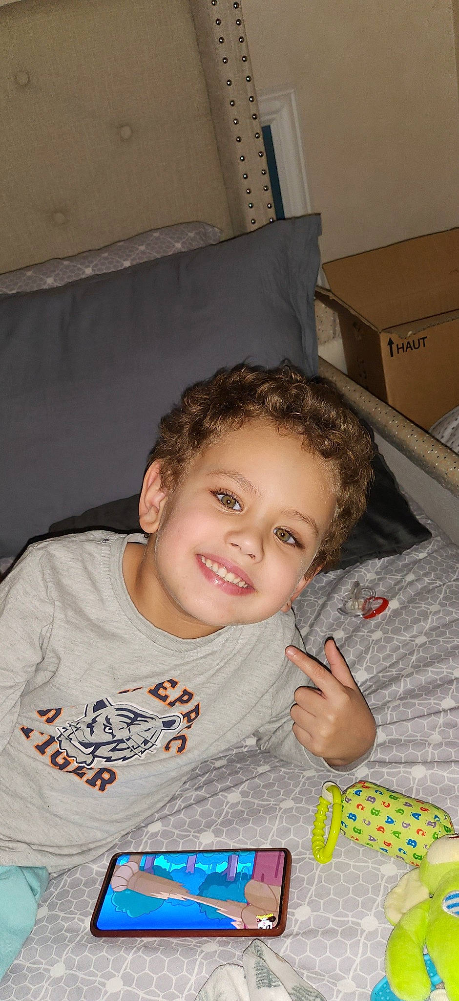 Mohamed participe au concours pour gagner de l'argent avec cette photo : carton, cheek, child, eye, face, facial_expression, finger, fun, hair, hairstyle, happy, head, iris, joy, mouth, person, shipping_box, skin, sleeve, smile