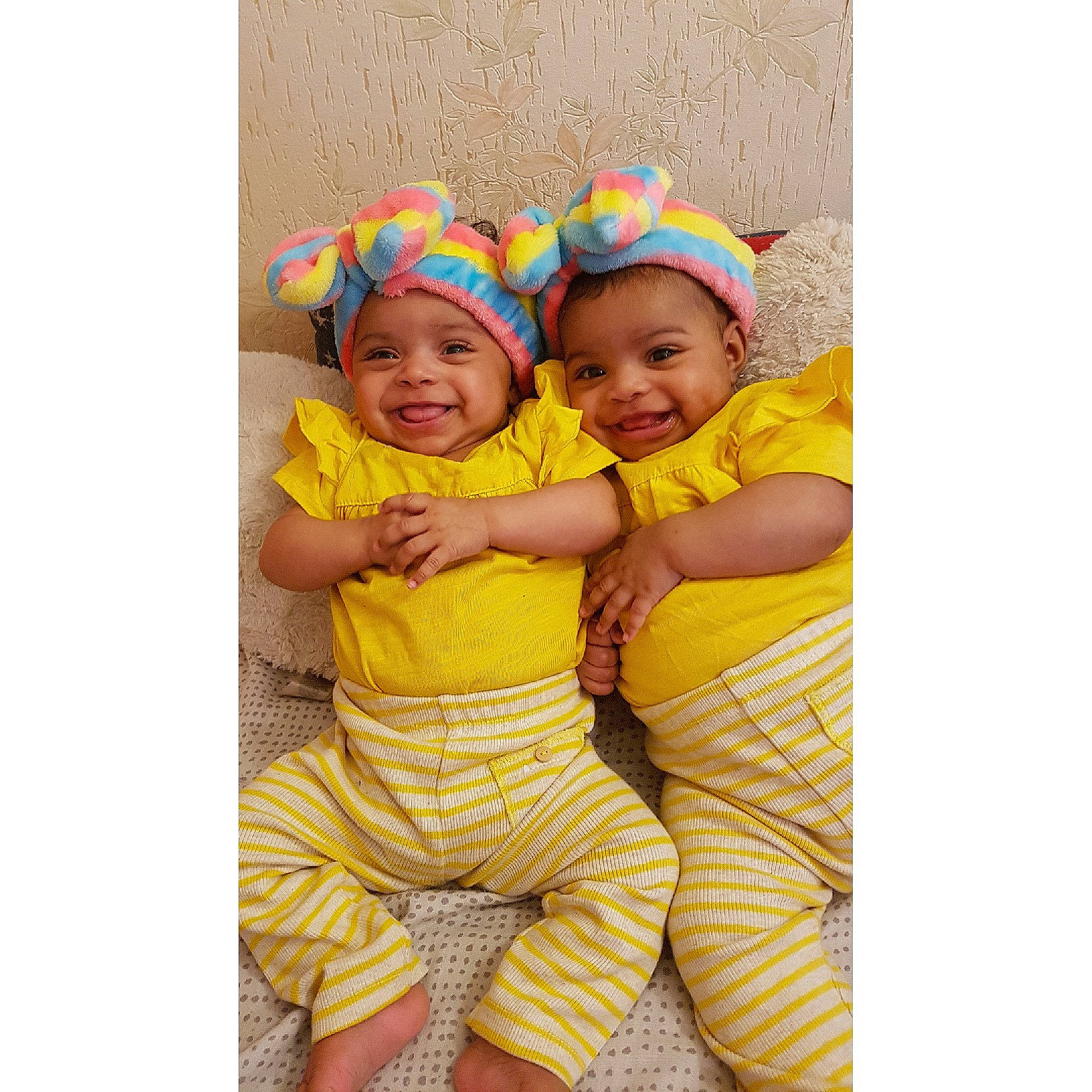 Cha Et Nei participe au concours pour gagner de l'argent avec cette photo : baby, baby_toddler_clothing, child, happy, headgear, headwear, hug, joy, person, play, sibling, smile, toddler, yellow