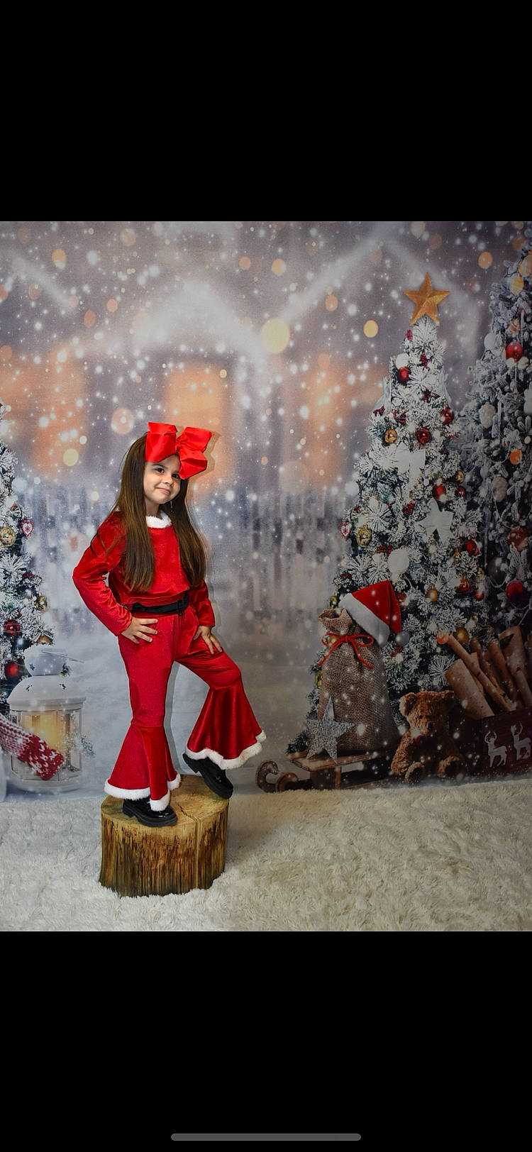 Siana Angela participe au concours pour gagner de l'argent avec cette photo : art, carmine, christmas, christmas_decoration, christmas_eve, christmas_ornament, christmas_tree, event, fashion_design, fictional_character, fun, happy, hat, headwear, holiday, joy, person, plant, santa_claus, tradition