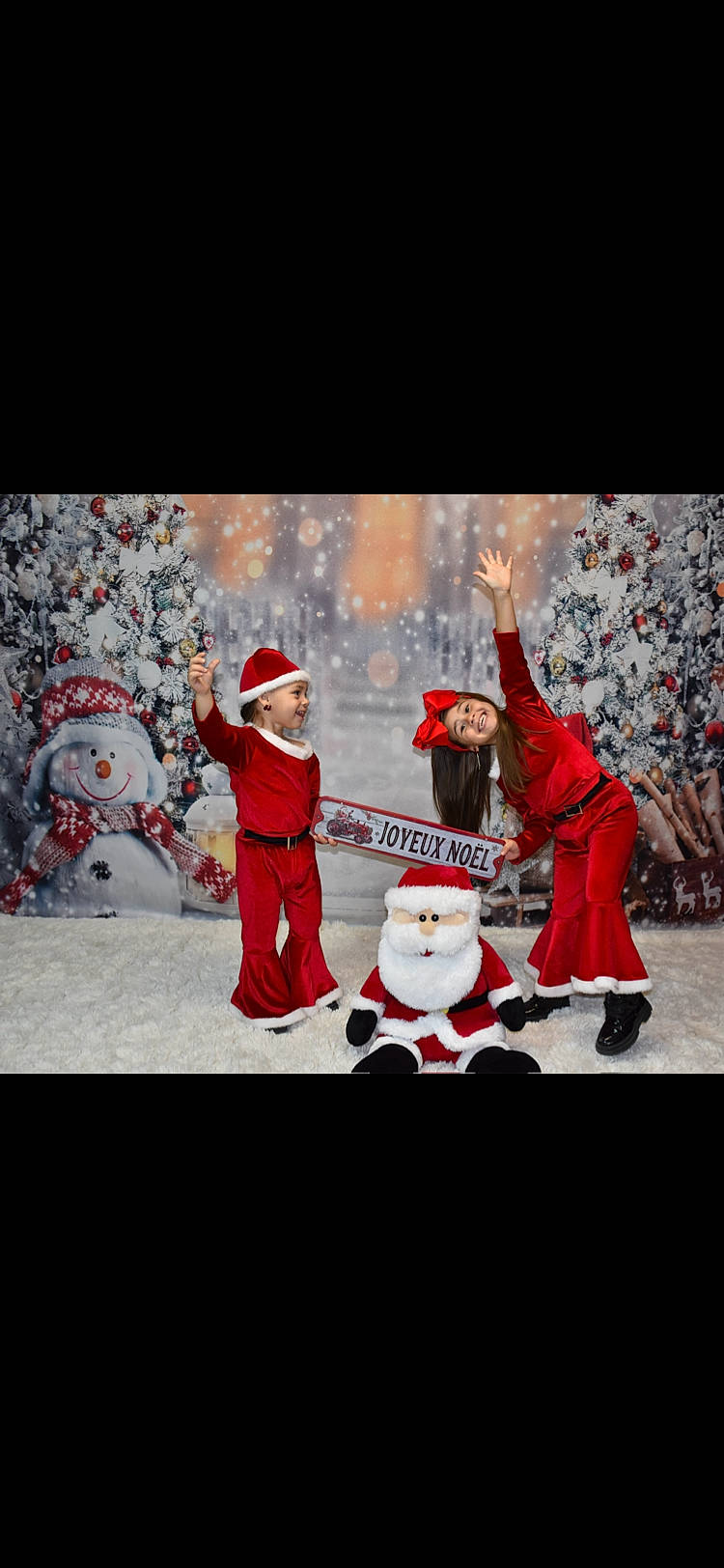 Siana Angela a rejoint le concours — aidez-le/la à gagner de superbes lots ! art, carmine, christmas, christmas_eve, display_device, entertainment, event, fictional_character, font, freezing, fun, gesture, hat, headwear, holiday, illustration, performing_arts, person, recreation, santa_claus