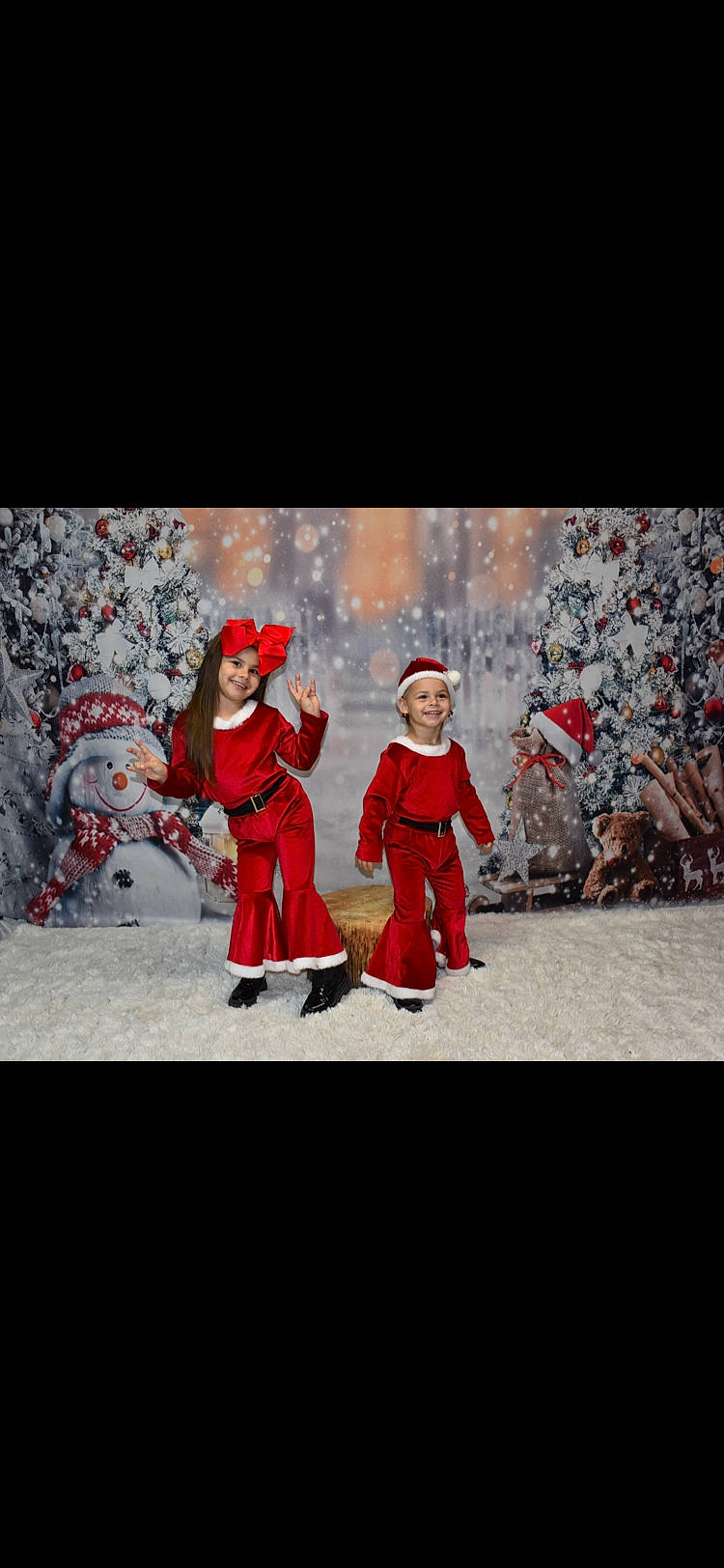 Siana Angela participe au concours pour gagner de l'argent avec cette photo : art, carmine, christmas, christmas_eve, event, fictional_character, freezing, fun, gesture, happy, hat, headwear, holiday, illustration, joy, leisure, person, santa_claus, sky, toddler