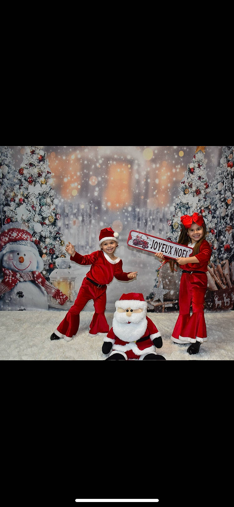 Siana Angela a rejoint le concours — aidez-le/la à gagner de superbes lots ! christmas, christmas_decoration, christmas_eve, christmas_tree, entertainment, event, fictional_character, freezing, fun, gesture, happy, hat, headwear, holiday, joy, person, playing_in_the_snow, poster, recreation, santa_claus