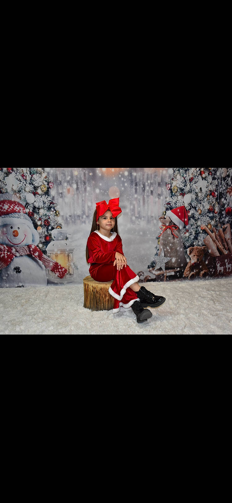 Siana Angela a rejoint le concours — aidez-le/la à gagner de superbes lots ! art, carmine, christmas, christmas_decoration, christmas_eve, costume_hat, event, fictional_character, freezing, happy, hat, headwear, holiday, joy, ornament, person, santa_claus, sitting, sky, sleeve