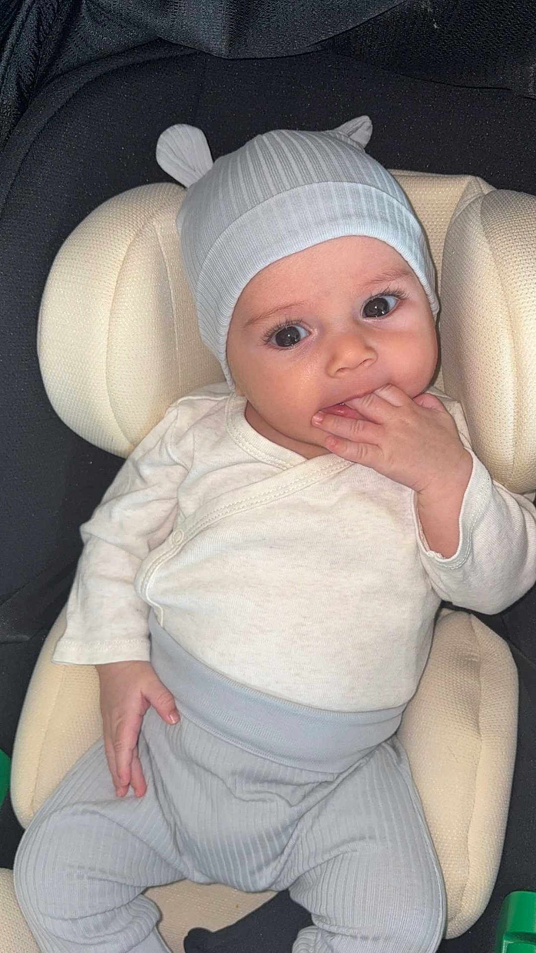 Imrân participe au concours pour gagner de l'argent avec cette photo : baby, infant, child, car_seat, beanie, hat, clothing, hand, fingers, face, eyes, cute, comfort, seat, ribbed_pants, sitting, indoor, portrait, young_child, casual