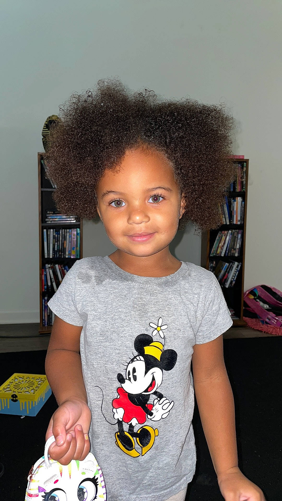 Ermia is registered to the contest to win money with this photo: afro, arm, black, black_hair, bookcase, child, cool, fashion_design, fun, happy, jheri_curl, joy, organ, person, ringlet, room, shelf, sleeve, smile, t_shirt