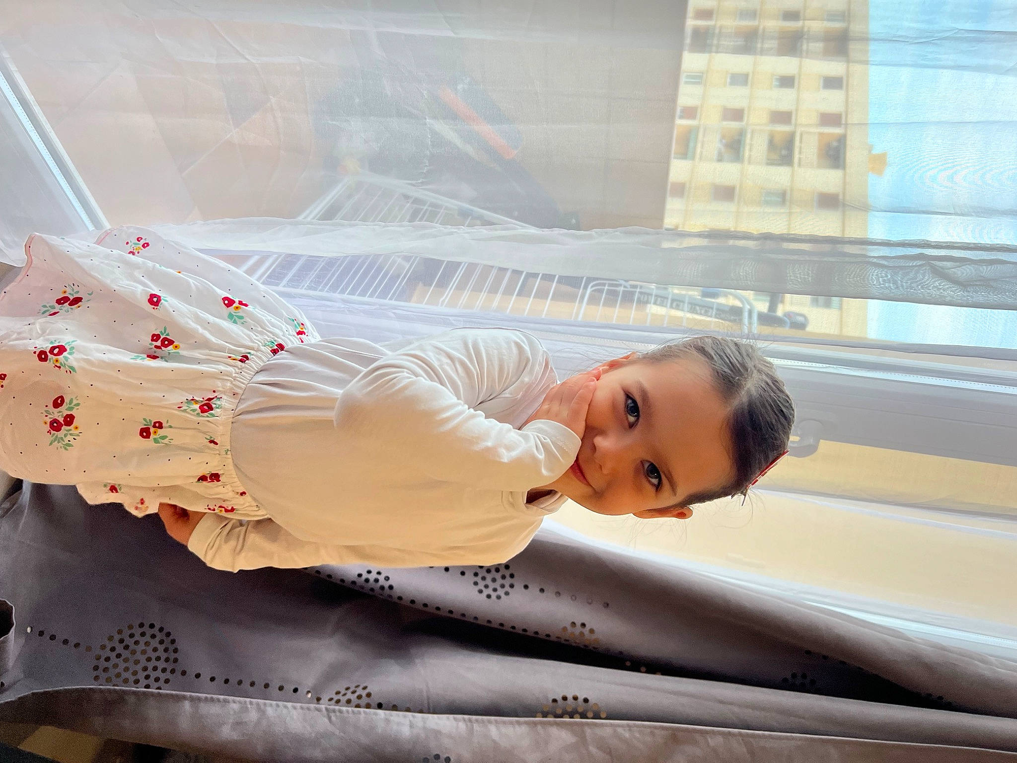 Giulia participe au concours pour gagner de l'argent avec cette photo : auto_part, automotive_design, automotive_exterior, child, comfort, daylighting, elbow, happy, joy, leisure, luxury_vehicle, pattern, person, sitting, toddler, vehicle_door, window, wood