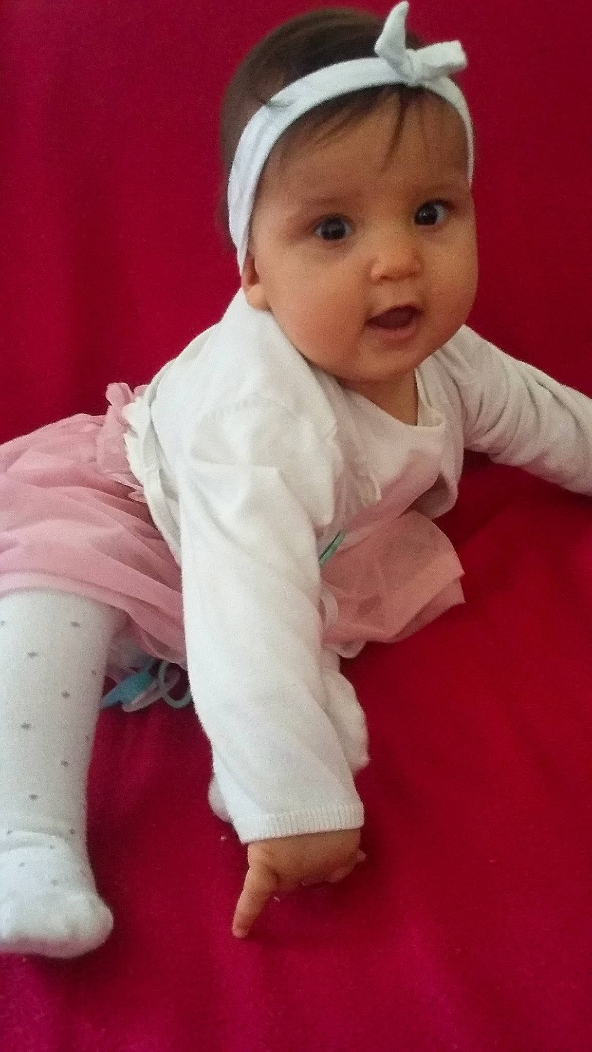 Léna a rejoint le concours — aidez-le/la à gagner de superbes lots ! arm, baby, baby_toddler_clothing, cheek, child, finger, hand, head, headgear, headwear, mouth, nose, person, pink, skin, sleeve, smile, toddler, white