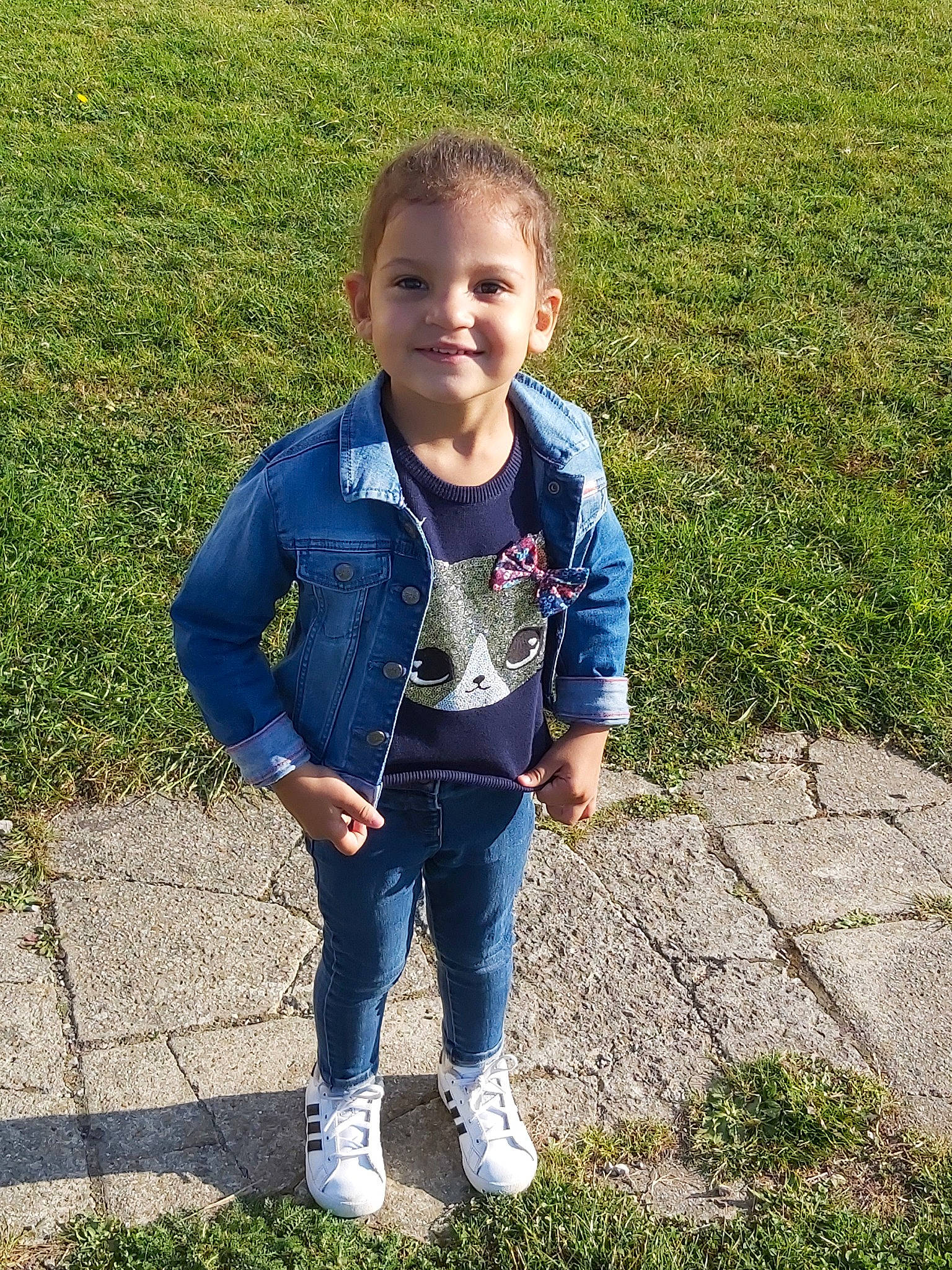 Léna a rejoint le concours — aidez-le/la à gagner de superbes lots ! child, denim, flower, fun, grass, happy, jacket, jeans, joy, lawn, leaf, outerwear, person, plant, play, smile, textile, toddler, tree, vacation