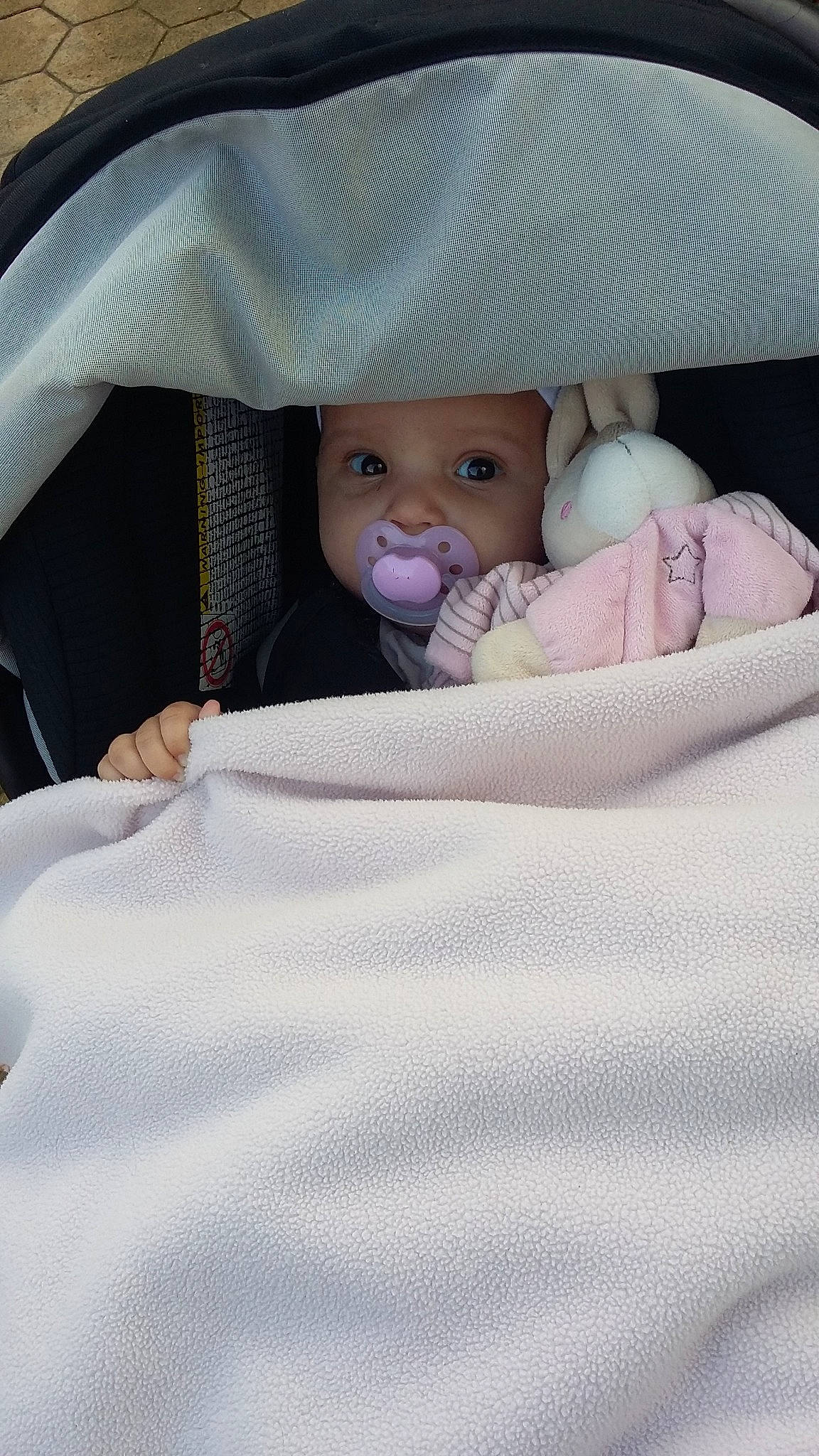 Léna participe au concours pour gagner de l'argent avec cette photo : baby, baby_products, baby_safety, bed, blanket, cheek, child, infant_bed, linens, person, pink, product, skin, toddler