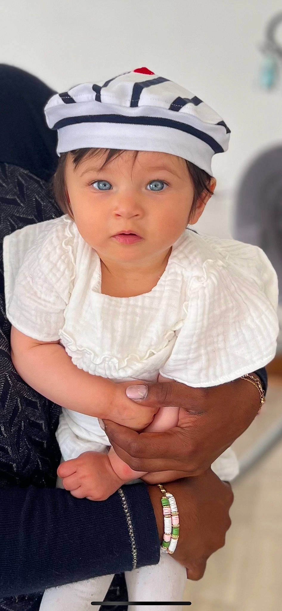 Alba a rejoint le concours — aidez-le/la à gagner de superbes lots ! baby, baby_toddler_clothing, cap, cheek, child, costume_hat, face, facial_expression, finger, flash_photography, gesture, hairstyle, happy, headgear, headwear, helmet, jewellery, person, pink, skin