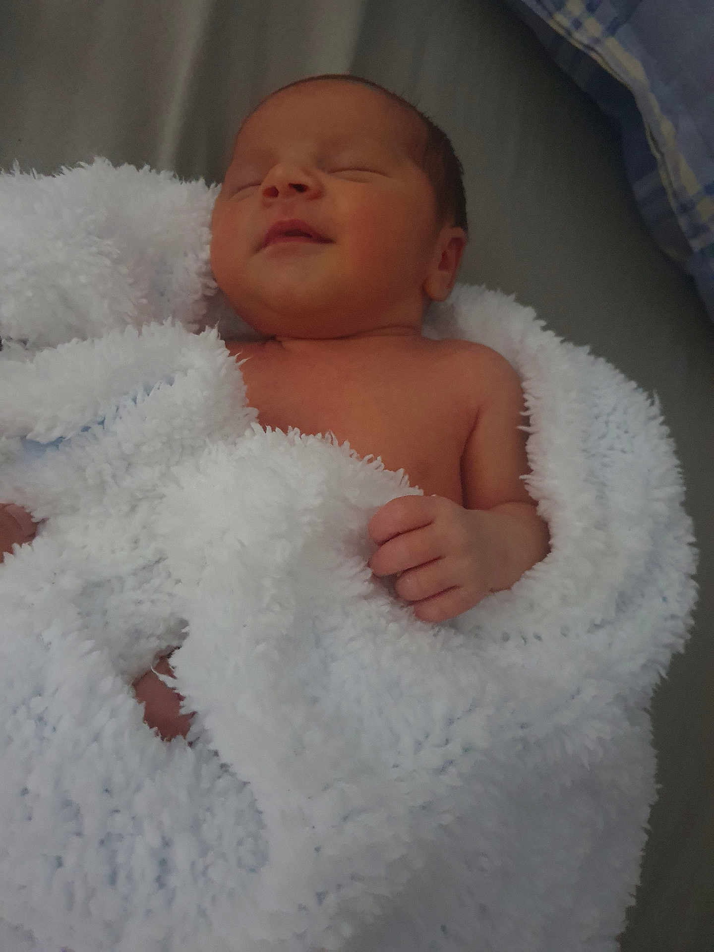 Ezeckiel participe au concours pour gagner de l'argent avec cette photo : newborn, baby, blanket, sleeping, infant, cozy, soft, bed, wrapped, peaceful, skin, hand, face, rest, child, cute, comfort, warm, relaxation, indoor