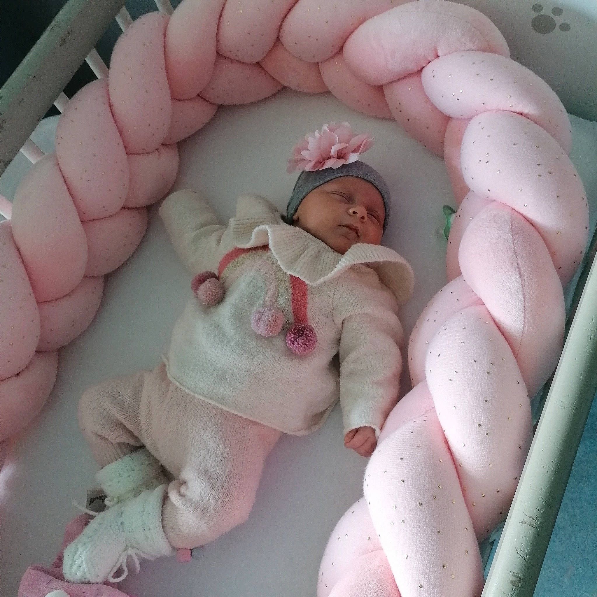 Margot participe au concours pour gagner de l'argent avec cette photo : baby, baby_products, baby_safety, baby_sleeping, baby_toddler_clothing, child, comfort, finger, gesture, hand, headgear, headwear, linens, mouth, nail, person, pink, skin, textile, thumb
